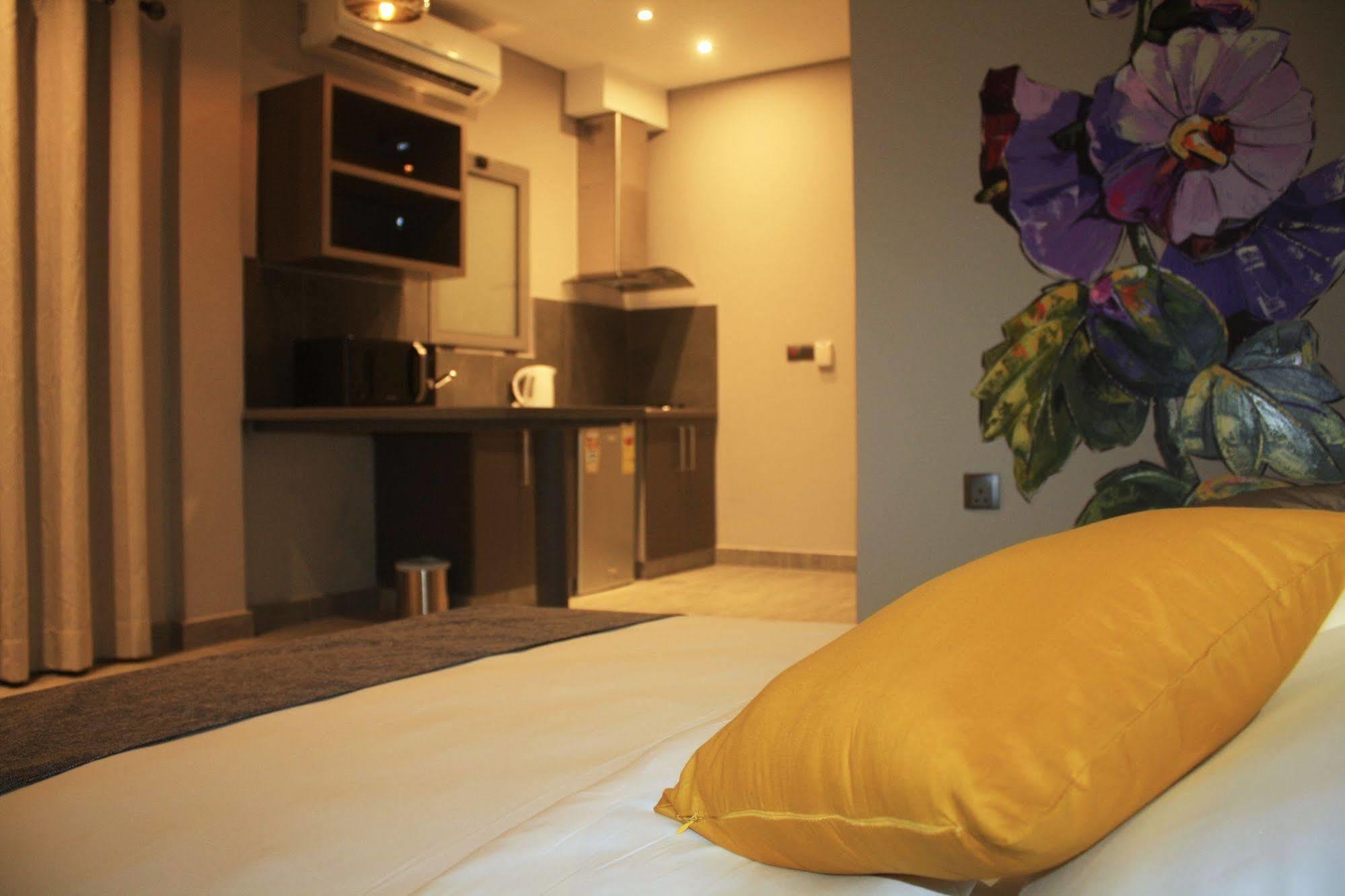 Urbano Hotel By Roots Wiaboman エクステリア 写真