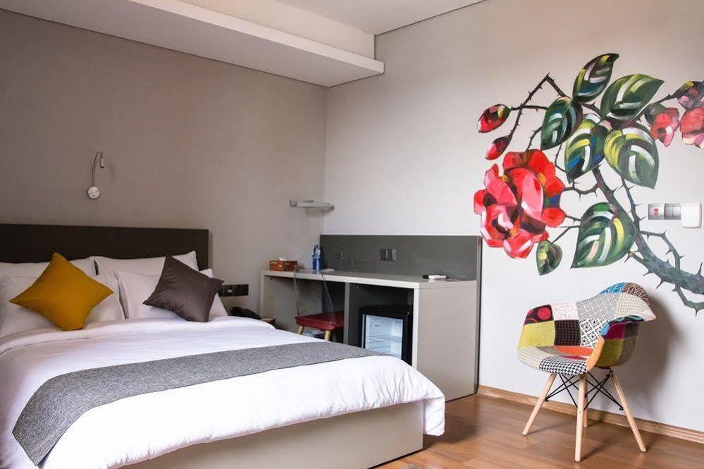 Urbano Hotel By Roots Wiaboman エクステリア 写真