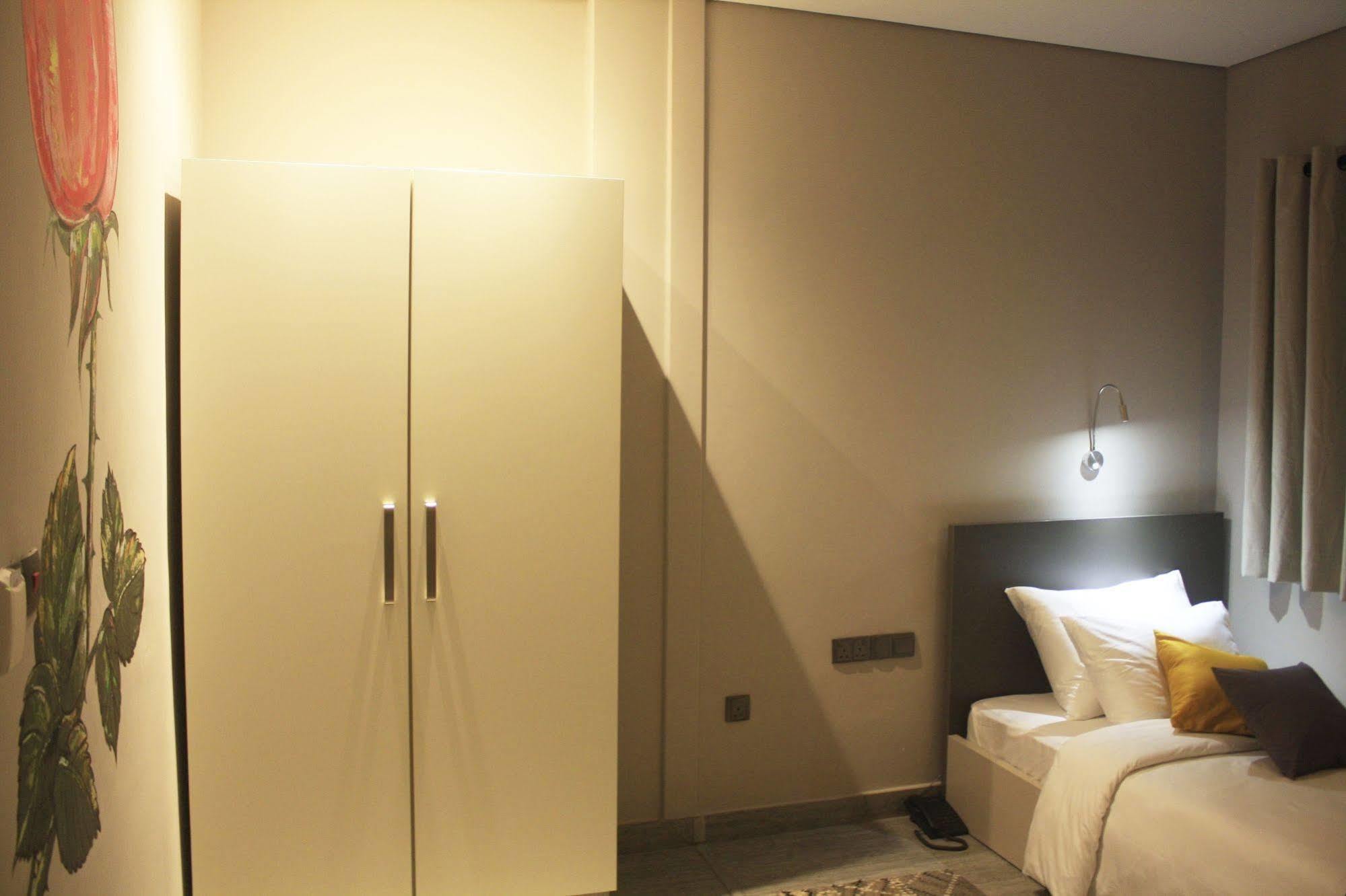 Urbano Hotel By Roots Wiaboman エクステリア 写真