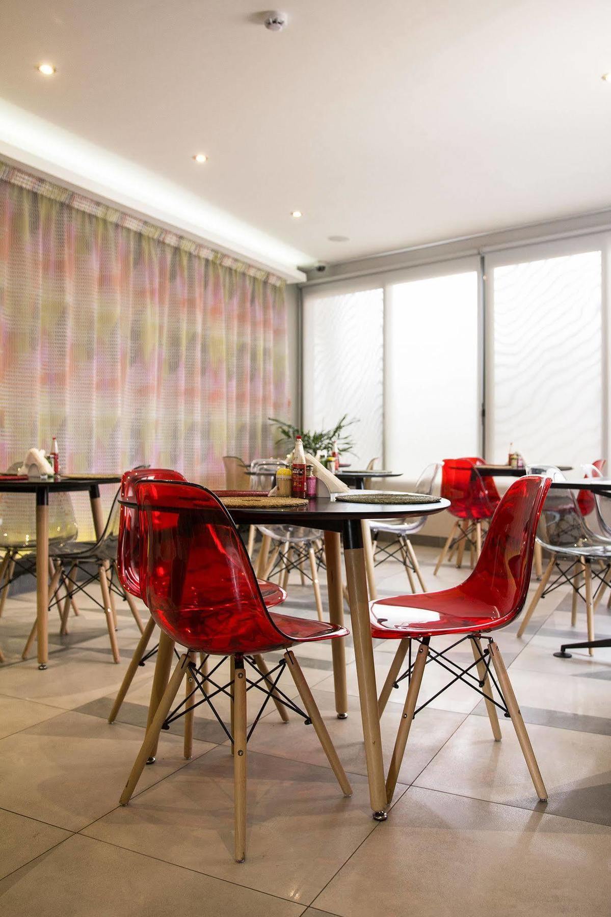 Urbano Hotel By Roots Wiaboman エクステリア 写真