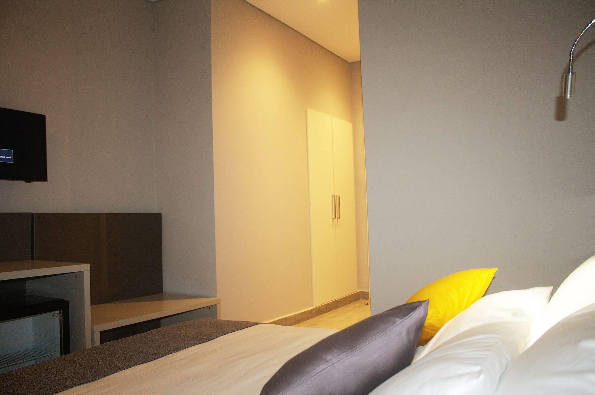 Urbano Hotel By Roots Wiaboman エクステリア 写真