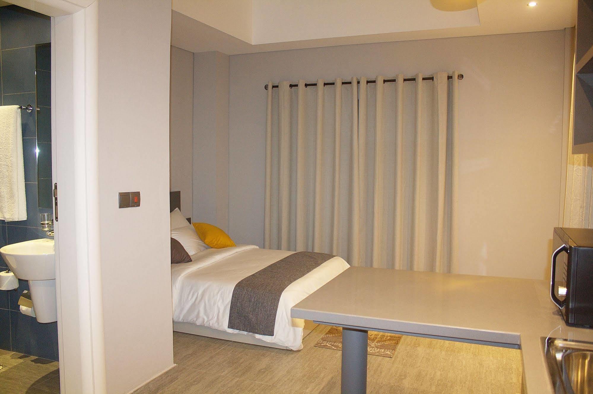 Urbano Hotel By Roots Wiaboman エクステリア 写真