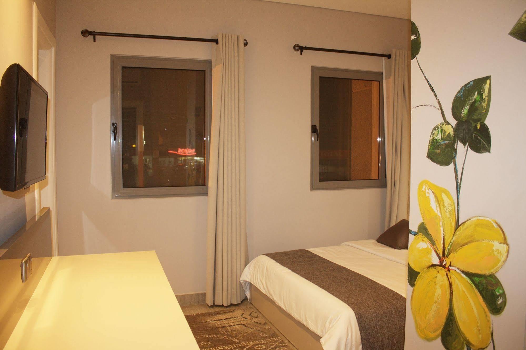 Urbano Hotel By Roots Wiaboman エクステリア 写真