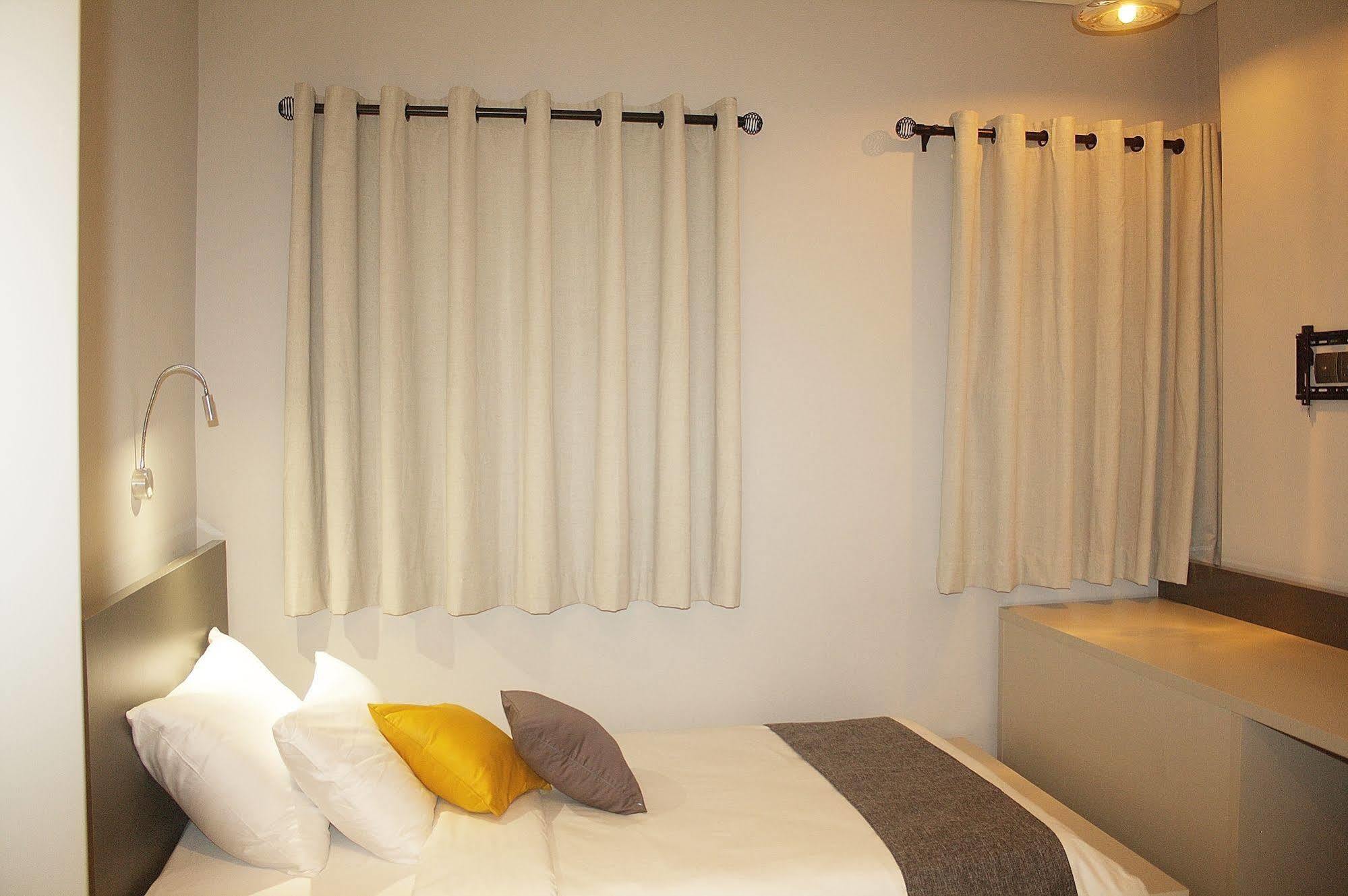 Urbano Hotel By Roots Wiaboman エクステリア 写真