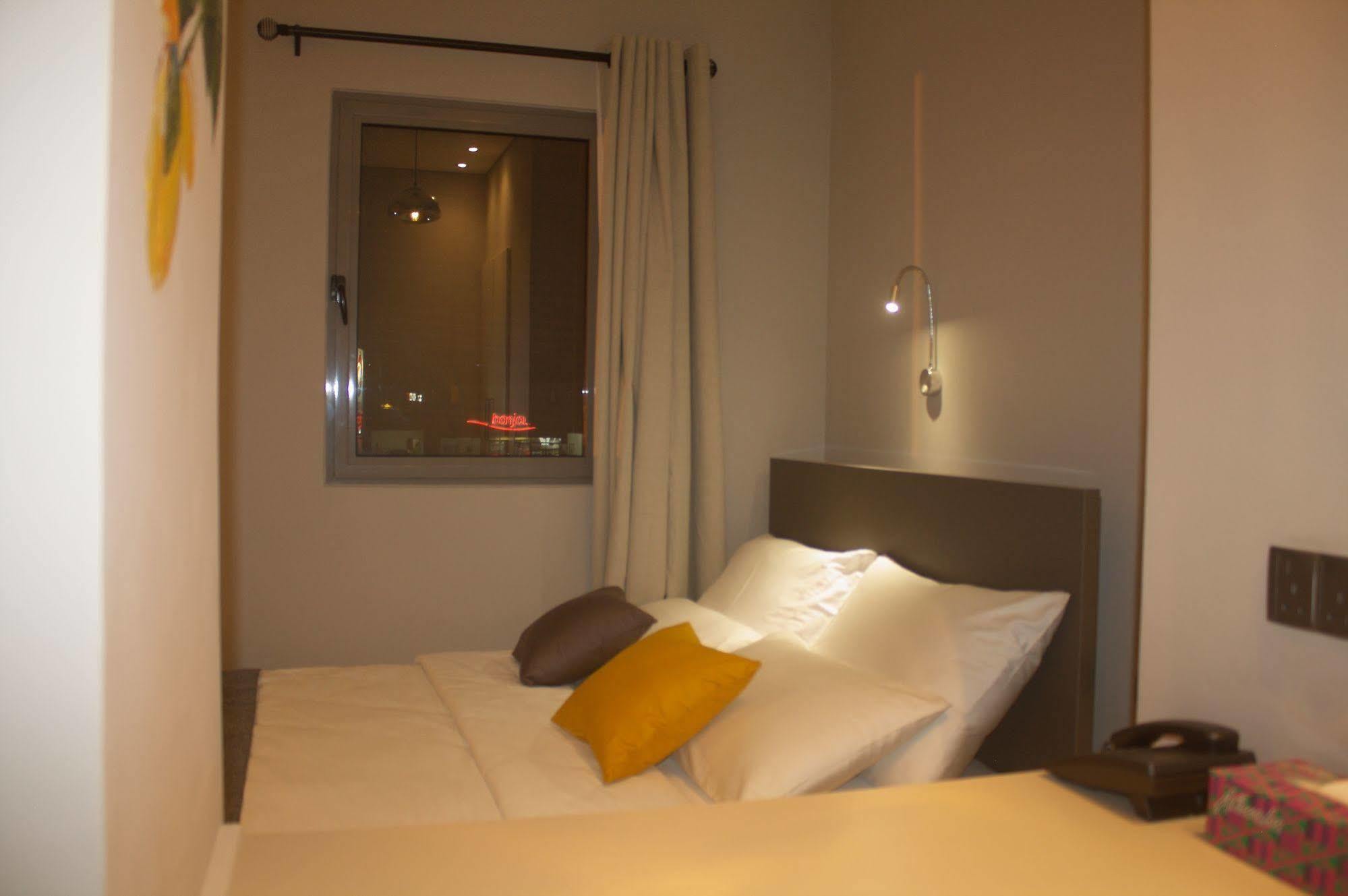 Urbano Hotel By Roots Wiaboman エクステリア 写真