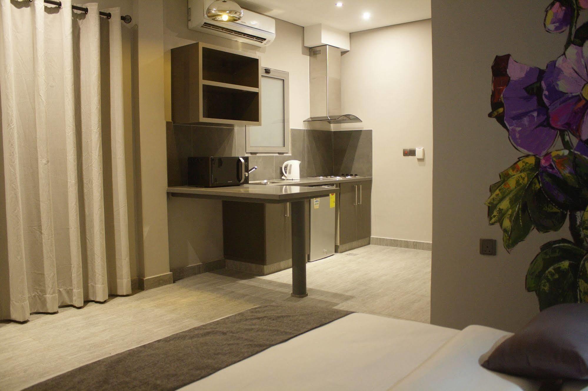 Urbano Hotel By Roots Wiaboman エクステリア 写真