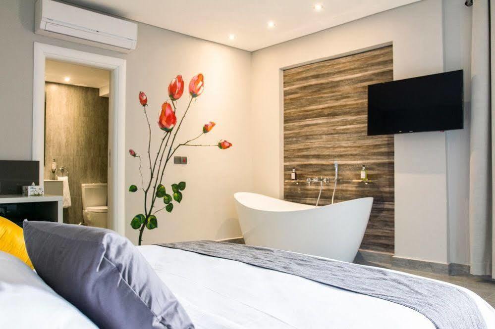 Urbano Hotel By Roots Wiaboman エクステリア 写真