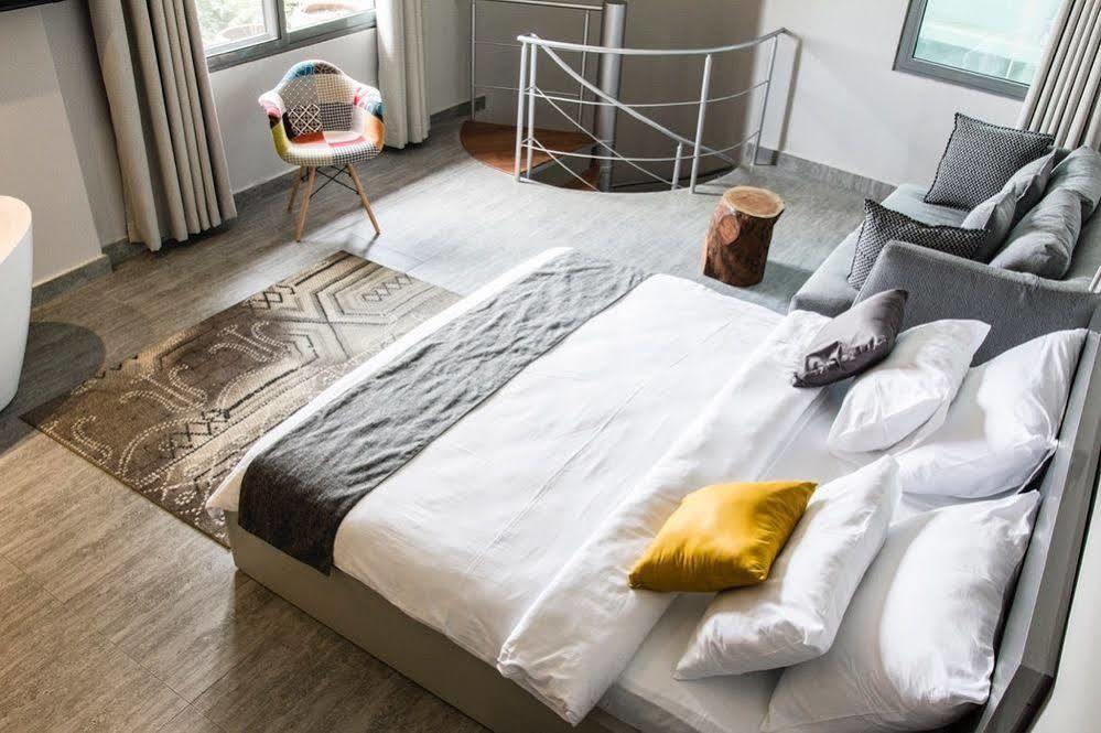 Urbano Hotel By Roots Wiaboman エクステリア 写真