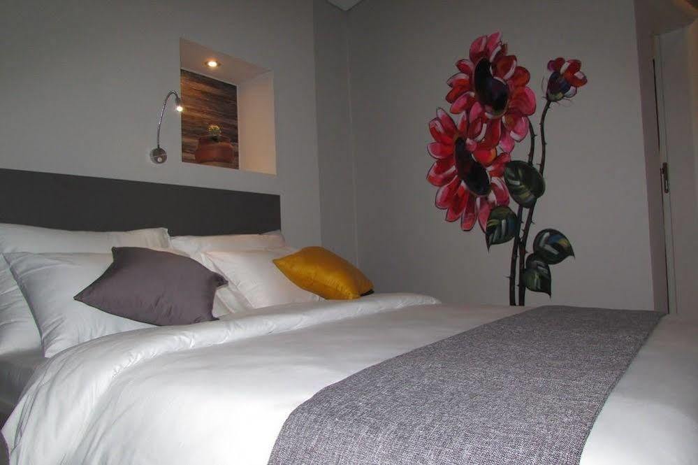 Urbano Hotel By Roots Wiaboman エクステリア 写真