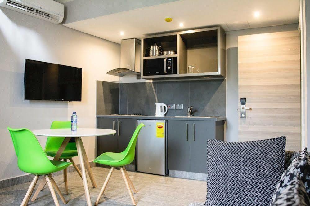 Urbano Hotel By Roots Wiaboman エクステリア 写真